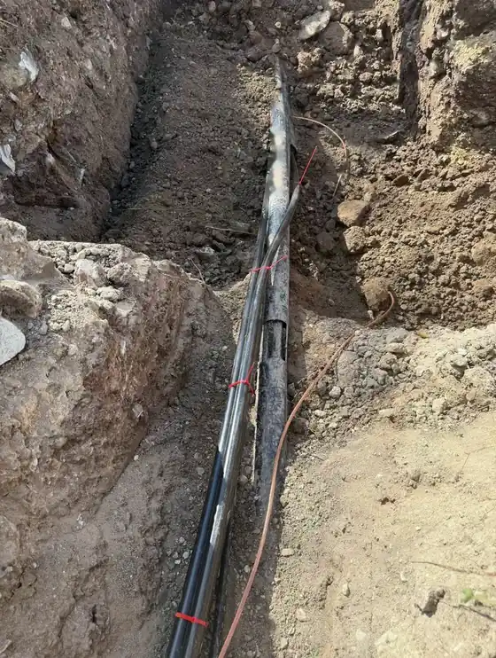 Kabel im Felsgraben, vor der Verfüllung, Langenfeld, September 2026