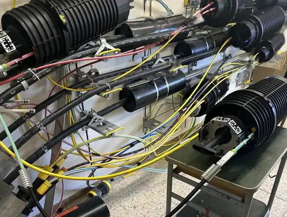 Muffen und Kabelabgänge im Technikraum, Ipsheim, Oktober 2025