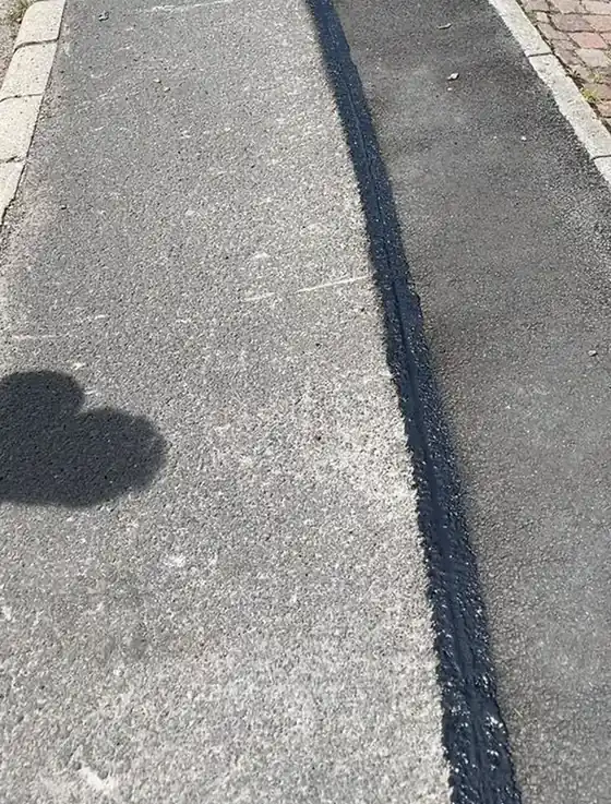 Asphaltnaht entlang des Bordsteins, Ipsheim, März 2025