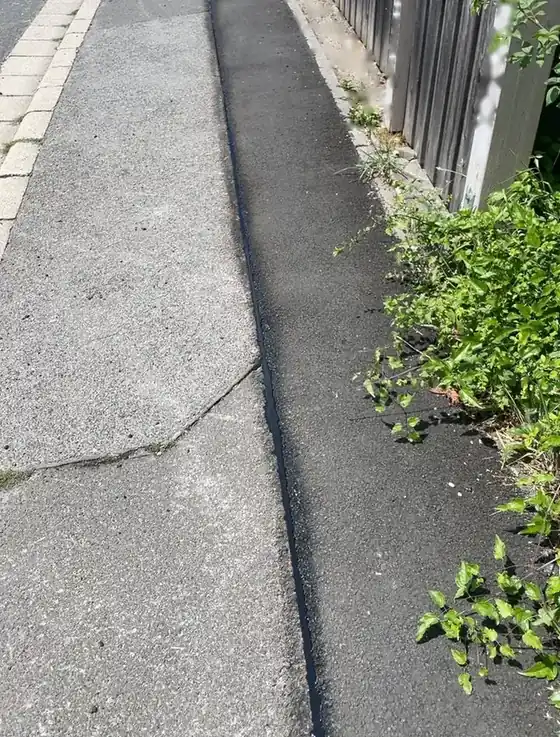 Asphaltnaht im Gehweg, Anschluss an den Bestand, Ipsheim, März 2025