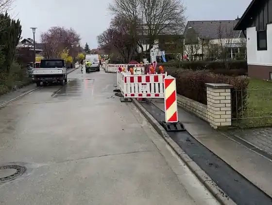 Absperrung im Wohngebiet bei Nässe, Ipsheim, März 2025