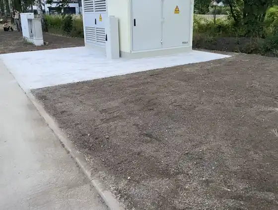Kompaktstation auf Fundament, Umfeld hergerichtet, Ipsheim, Juli 2026