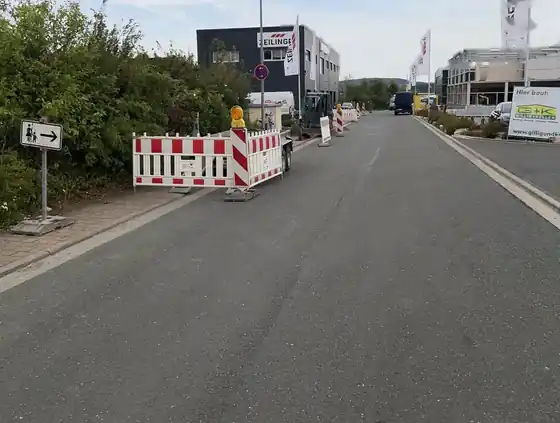 Absperrung im Gewerbegebiet, Fahrbahn einseitig frei, Ipsheim, Juli 2026