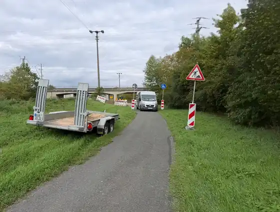 Tieflader und Fahrzeug an der abgesperrten Baustelle, Langenfeld, September 2026