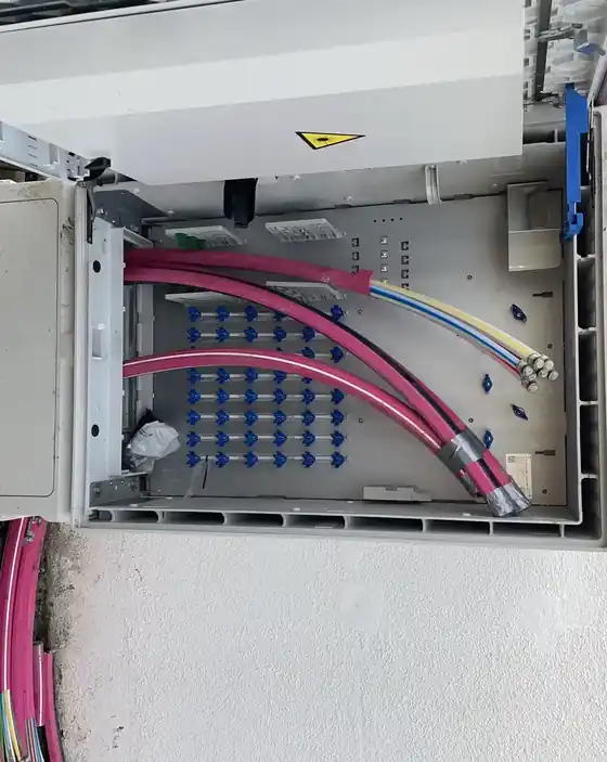 Netzverteiler geöffnet, Mikrorohre aufgelegt, Bad Windsheim, Februar 2026