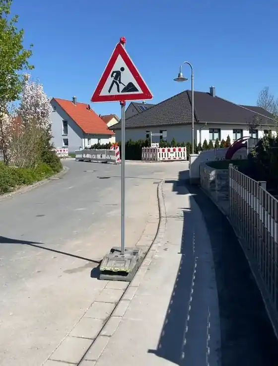 Warnzeichen und Fußgängerführung am Gehweg, Ipsheim, April 2026
