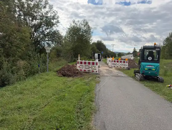 Gesperrte Zufahrt, Minibagger am Grabenende, Langenfeld, September 2026