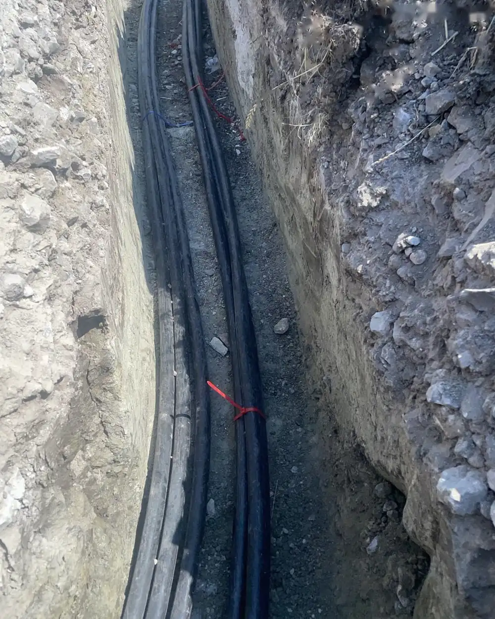 Schutzrohr im Graben verlegt