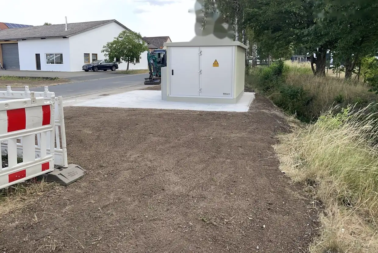 Fertiggestellte Kompaktstation auf Fundament, Umfeld hergerichtet