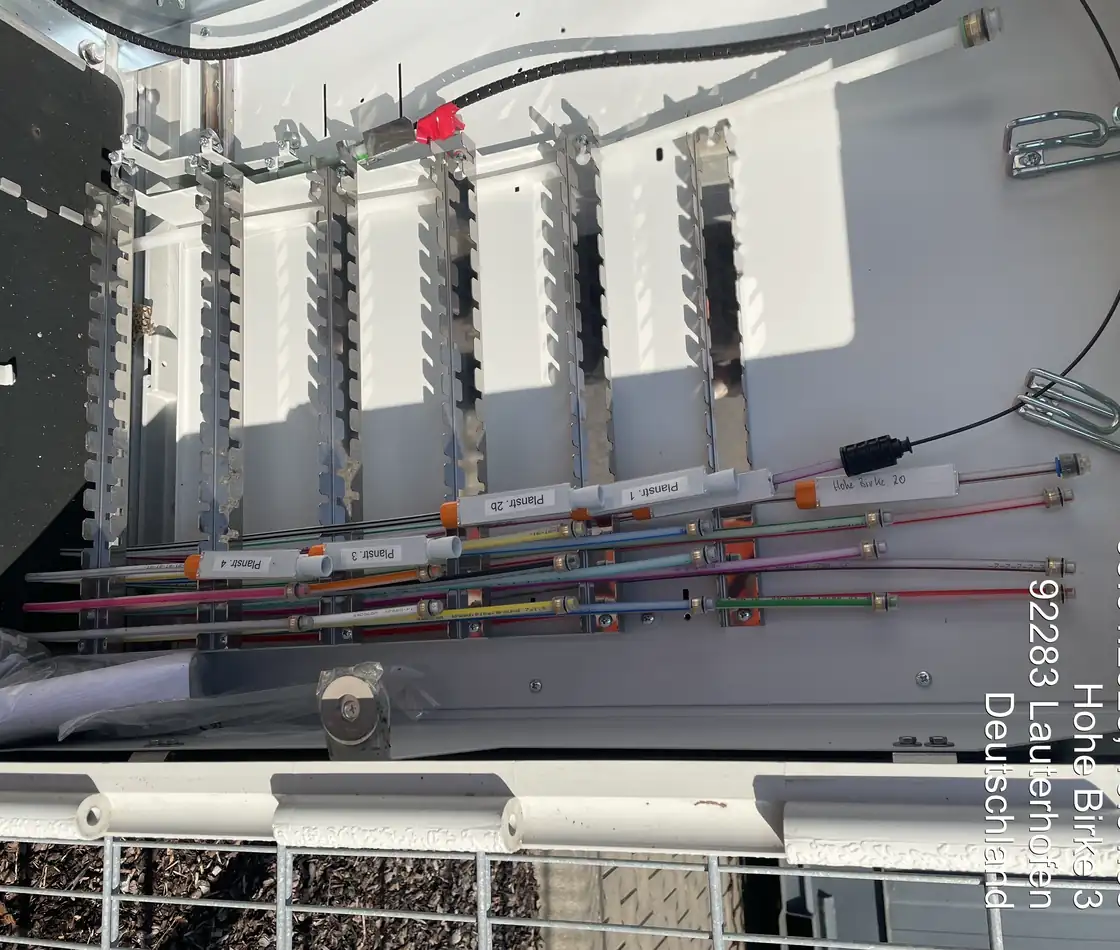 Bestückter Netzverteiler mit farbcodierten Mikrorohren auf Klemmschienen