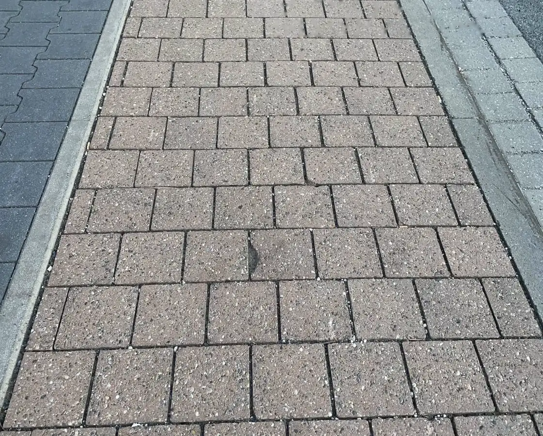 Wiederhergestellte Pflasterfläche über der Trasse