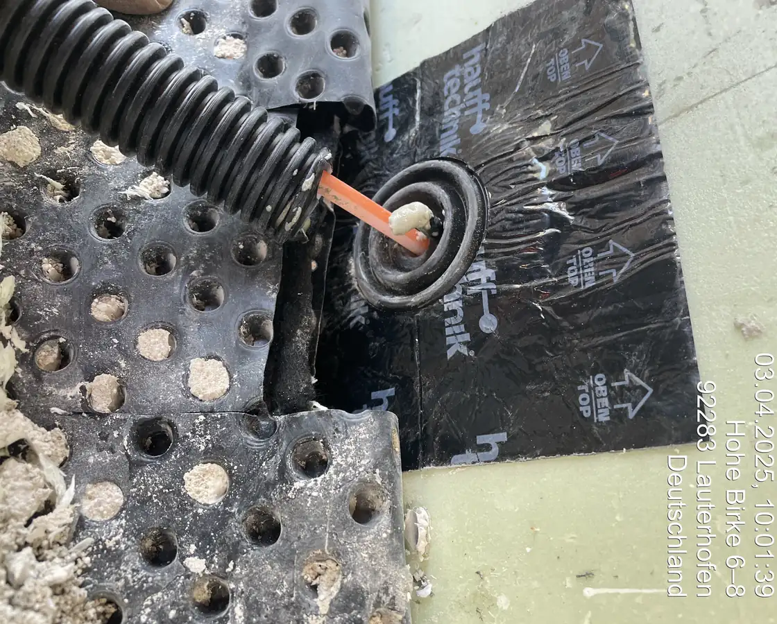 Ringraumdichtung an der Mauerdurchführung, Kabel eingeführt
